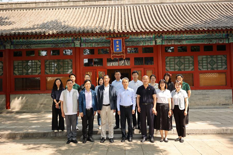 双方工作人员在紫微殿前合影留念