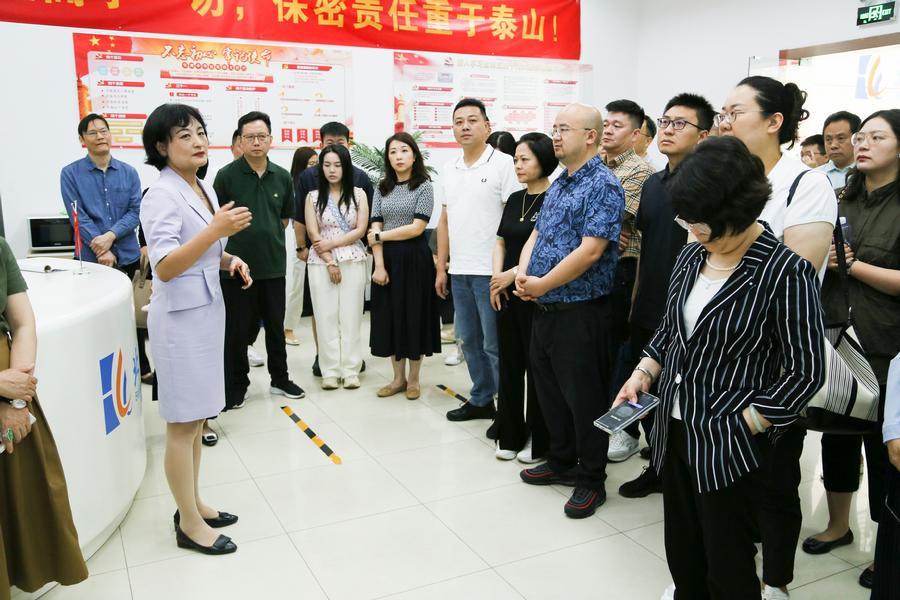 图1 刘彤董事长向到访人员介绍计算中心业务情况