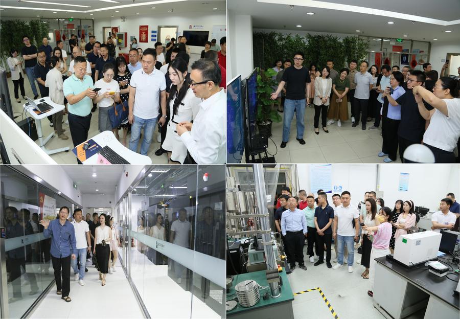 图2 来访人员参观交流