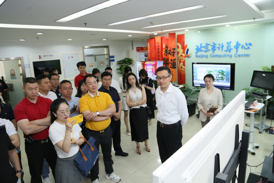 图3 裴智勇副总经理向到访人员展示人工智能应用案例