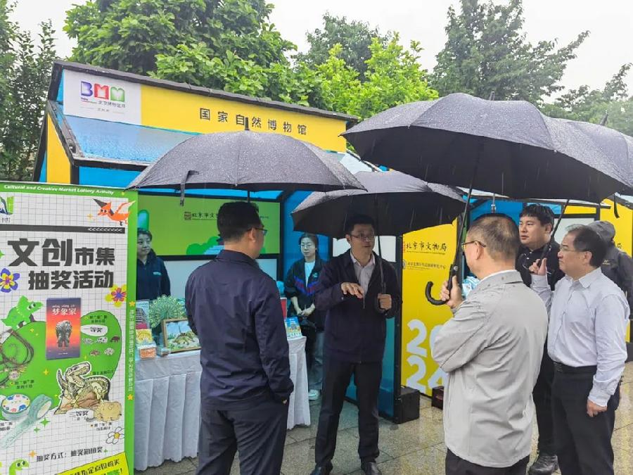 万士林（图中位置）为来宾们做介绍