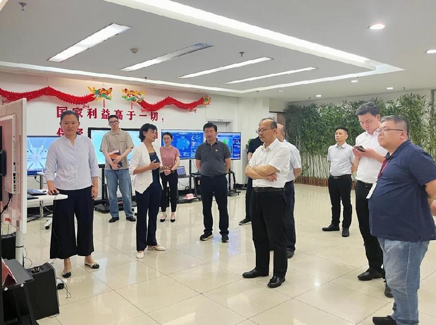 刘彤董事长向到访人员介绍计算中心业务情况