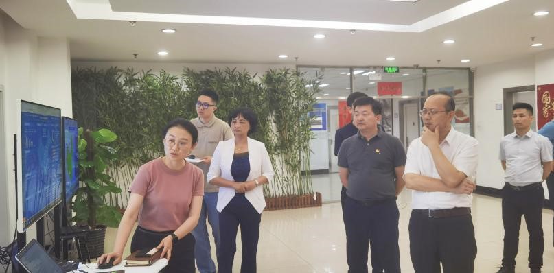 技术人员向到访人员介绍计算中心业务情况