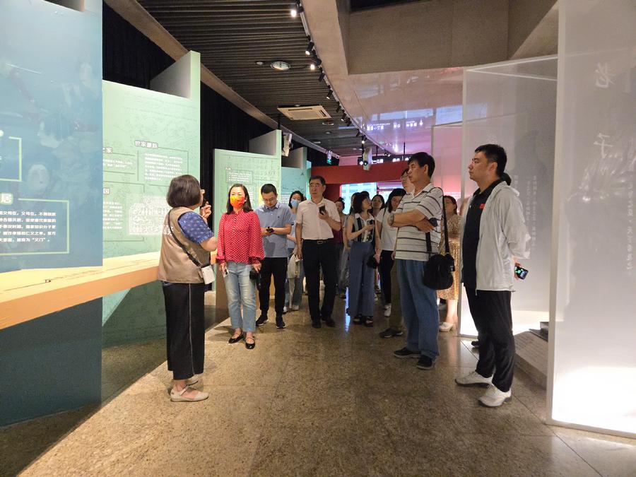 参观中华家风文化主题展