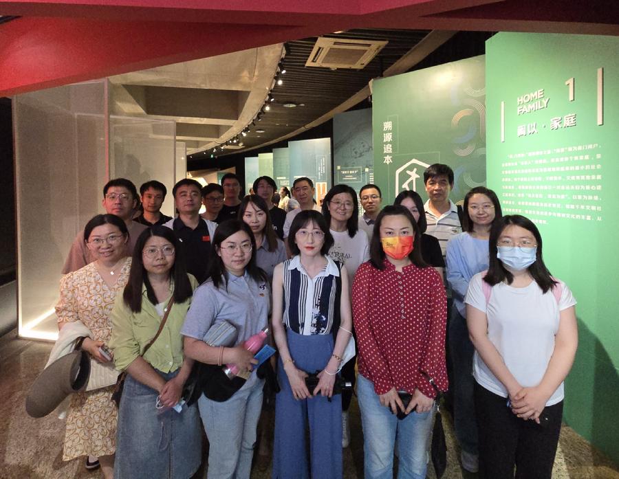 参观中华家风文化主题展2