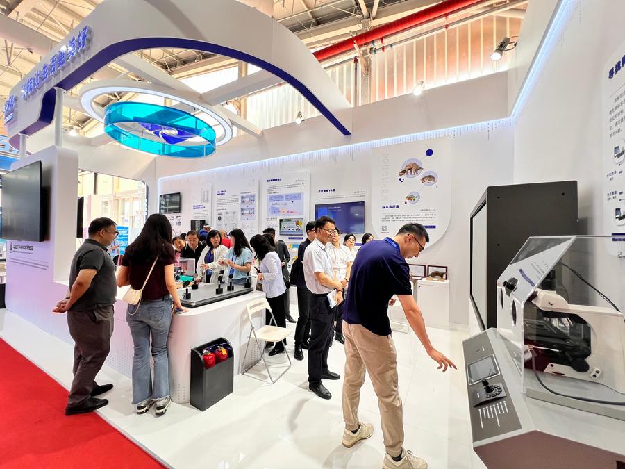 观众参观北科院展区