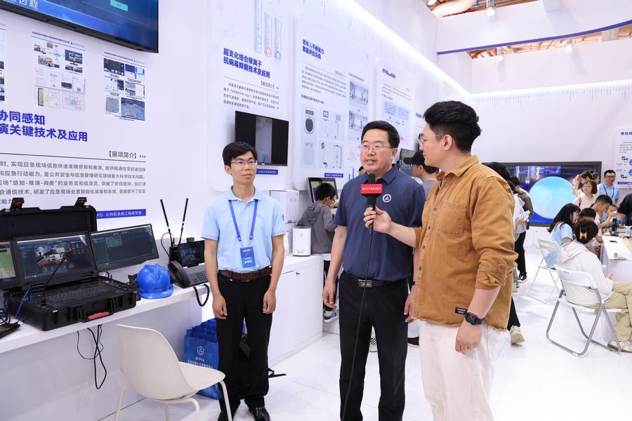 刘子亮介绍北科院科技成果展项情况