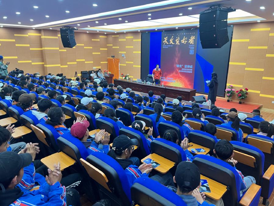 天文馆朱进研究员为同学们做讲座