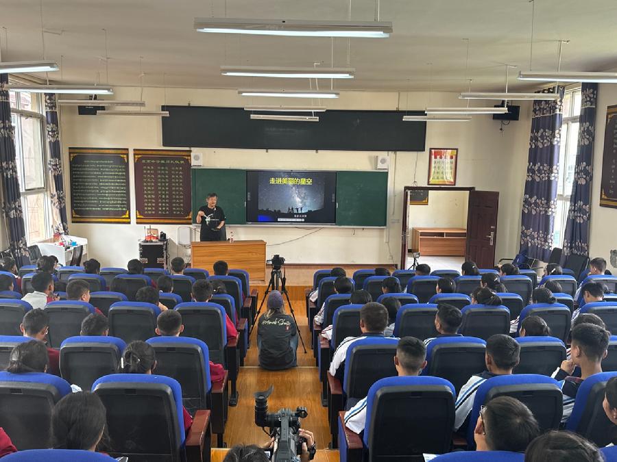 天文馆首席科普专家寇文老师在巴塘康南民族高级中学做报告