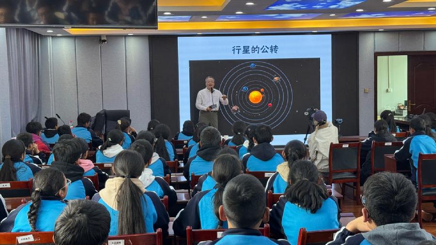 天文馆曹军老师在海拔超过4000米的理塘县中学做讲座