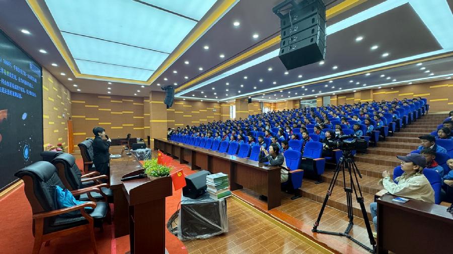 天文馆赵冬瑶副研究员在稻城县中学开展科普讲座