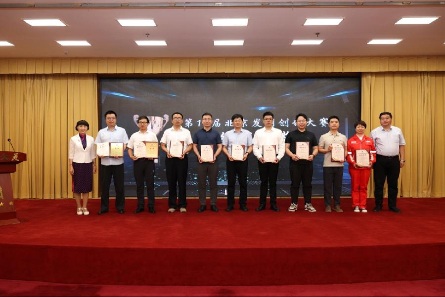 李静和侯同晓颁发金奖