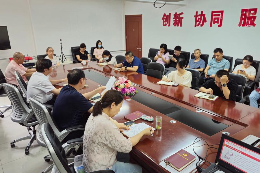 党员、离退休党员代表聆听党课讲解