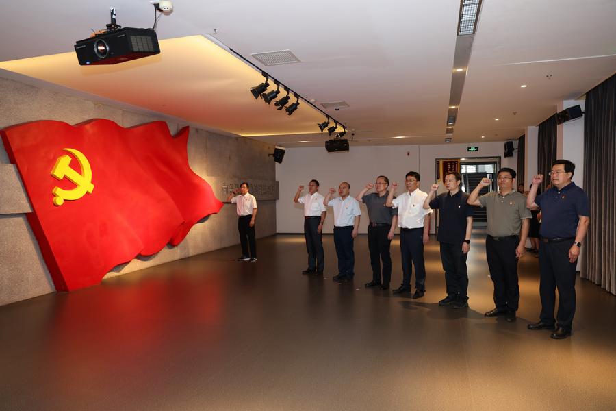 院党组成员重温入党誓词