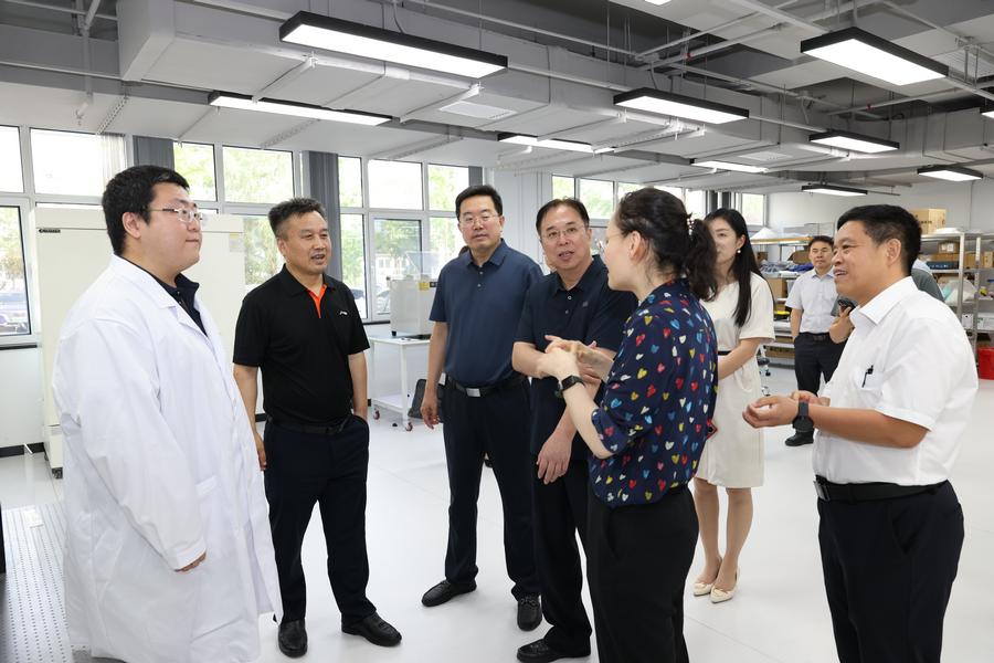 在北科院前沿技术创新中心调研参观