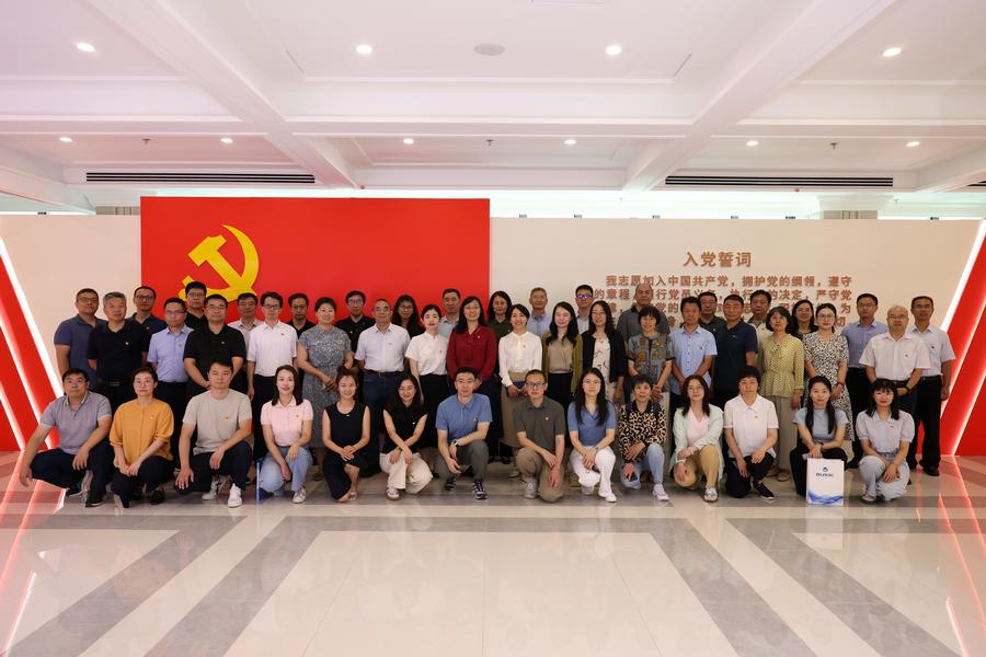 参观成果展合影