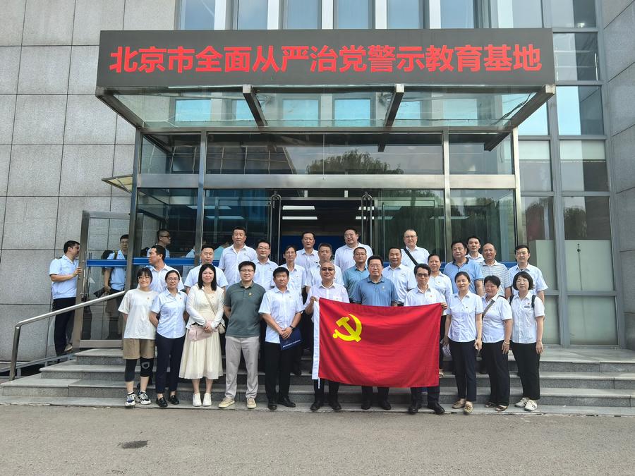 院领导刘子亮和党员干部合影