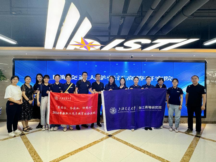 双方在电子大屏前合影