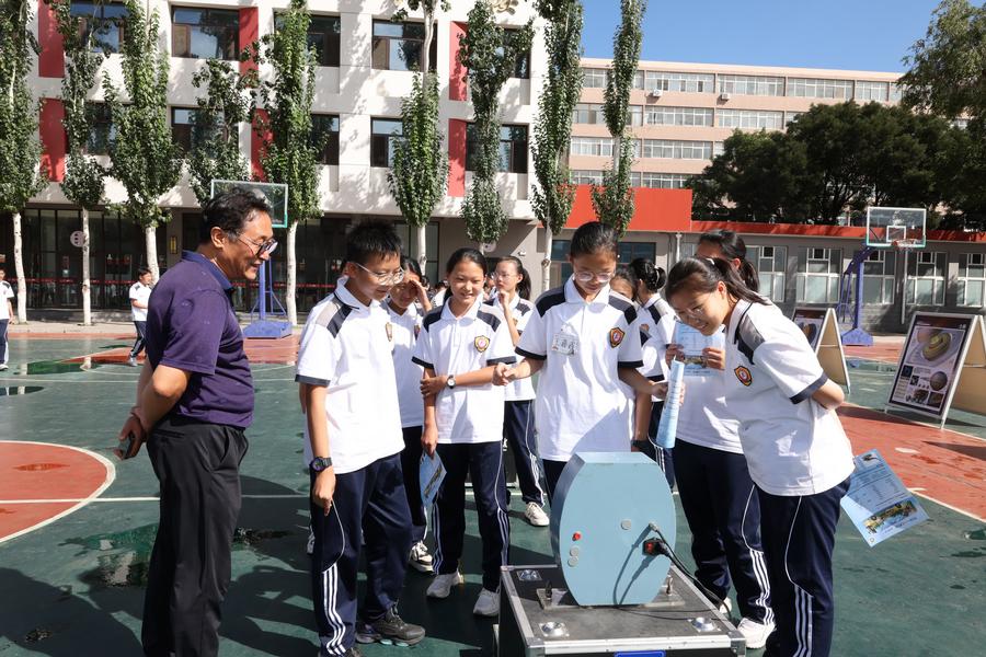 学生们体验科普展项