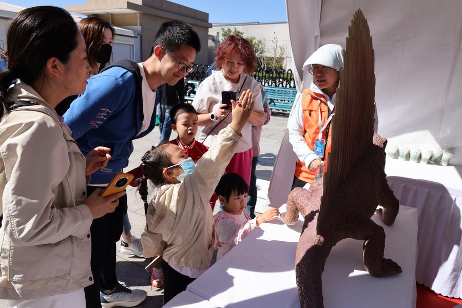 孩子们饶有兴趣地参加科普互动