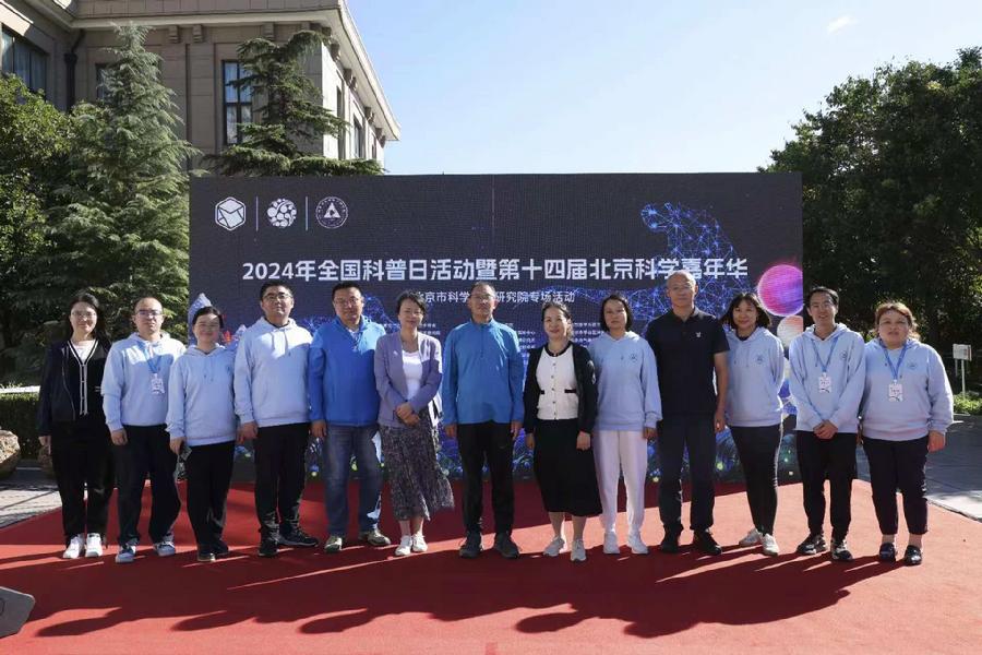 伍建民与各参展单位代表合影