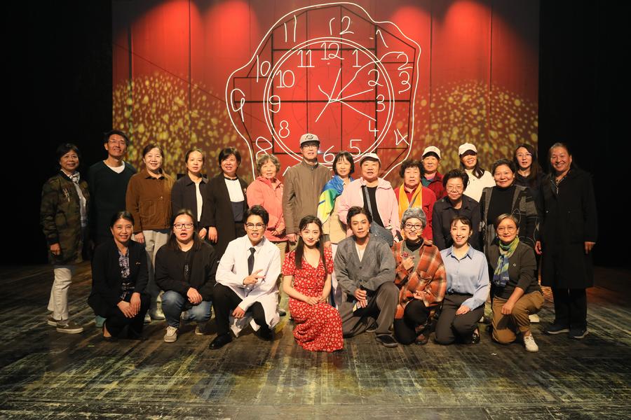 主创团队与院离退休干部合影