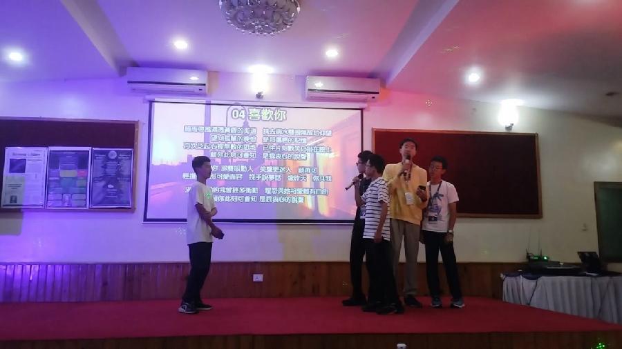 中国队学生在文化之夜演唱歌曲