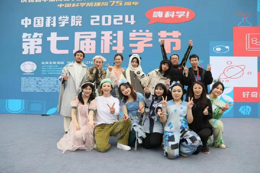 志愿者演员和主创合影