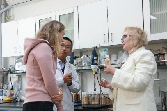 参观营养源实验室