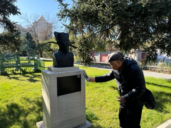 游客扫码收听语音导览