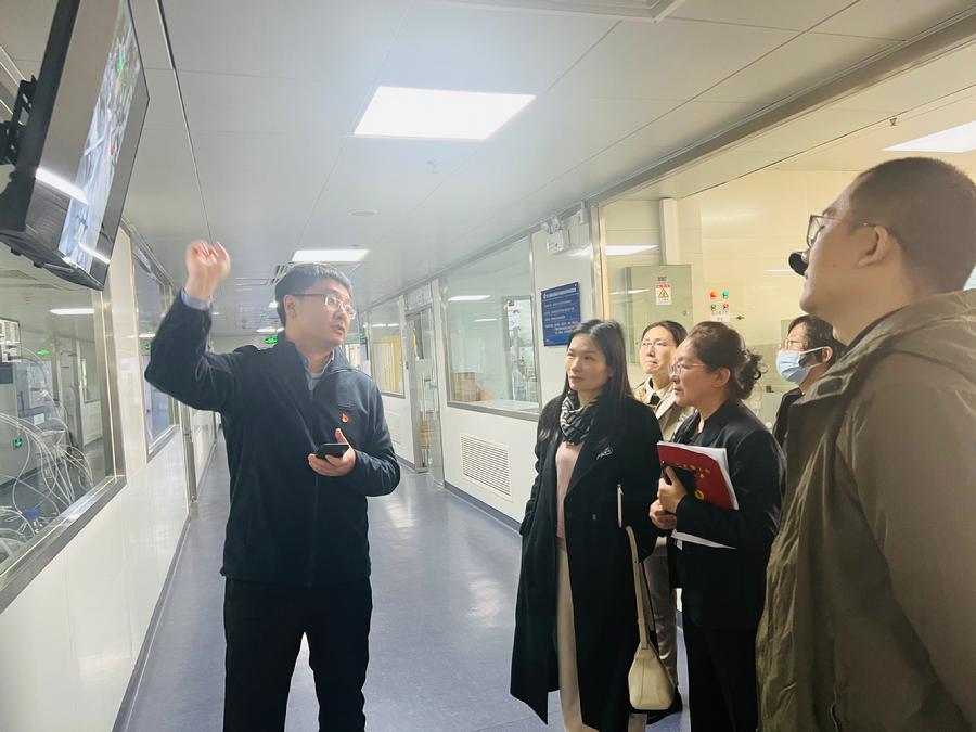 管笛同志介绍活体分析平台科研与服务工作