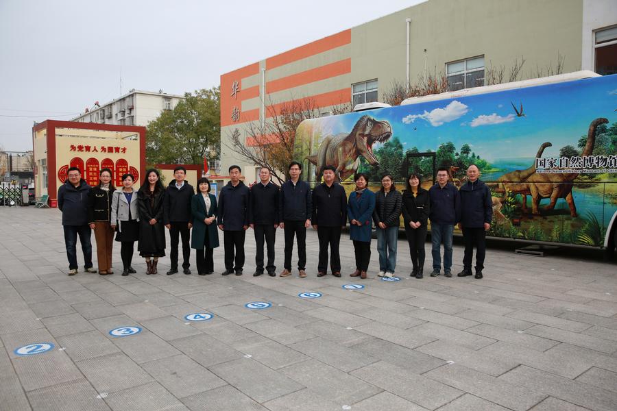 在密云区第二小学合影