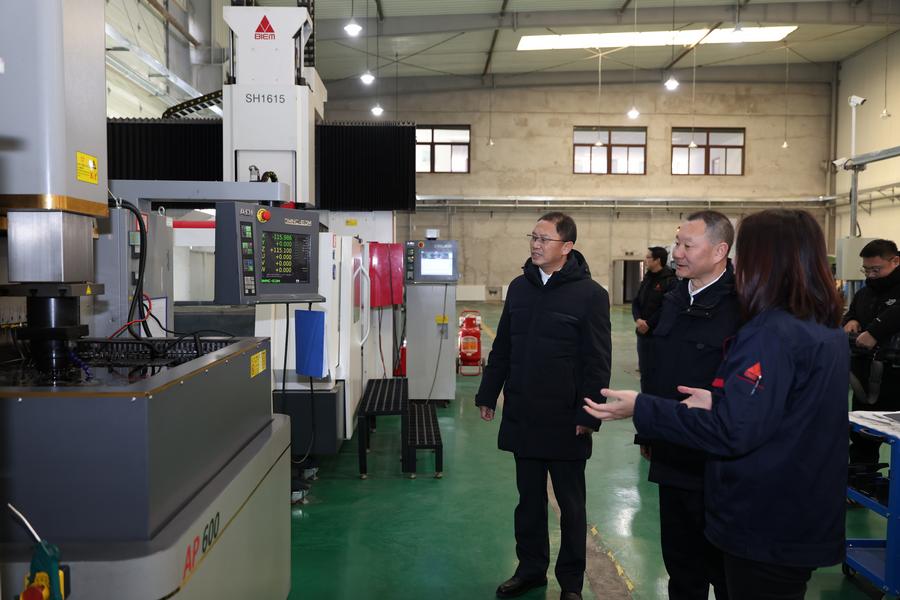 领导在平谷厂房现场参观1
