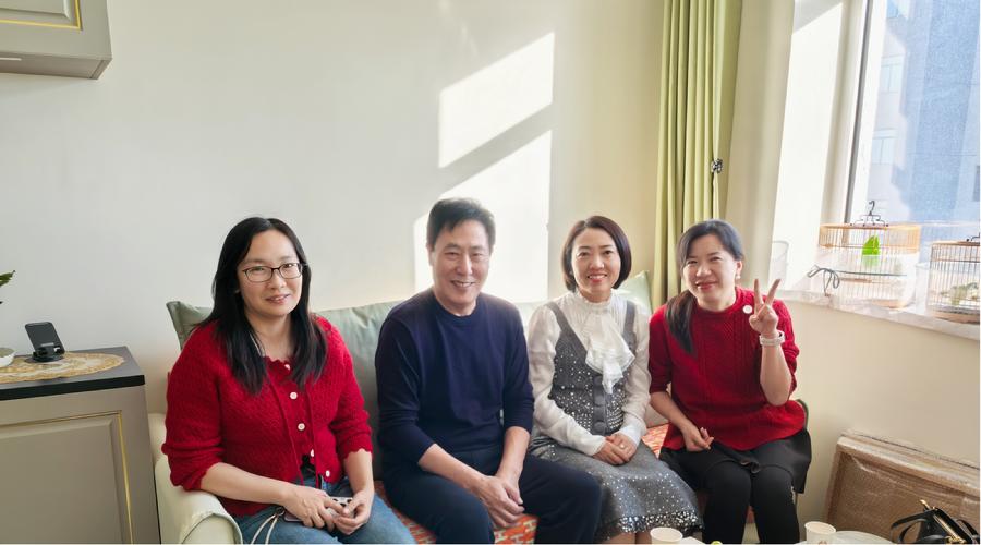 走访人员与退休干部交流