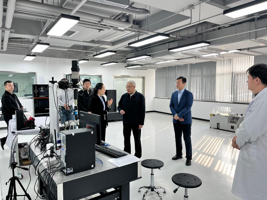 参观实验室