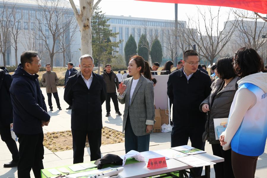 为市直机关工委副书记、一级巡视员、北京市志愿服务联合会副会长何群，市委社会工作部副部长、一级巡视员、机关党委书记卢建介绍我院开展志愿服务情况