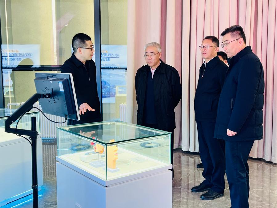 参观科研成果展