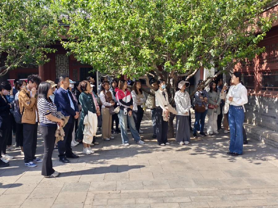 全体干部认真听讲解