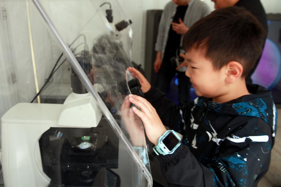 国家自然博物馆微生物互动观察设备