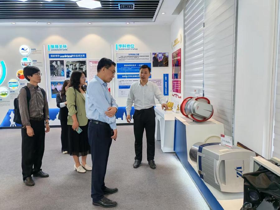 参观武汉大学测绘遥感信息工程全国重点实验室展厅