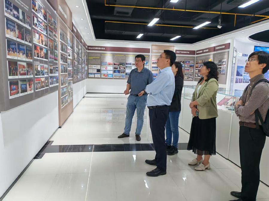 参观武汉中地数码科技有限公司MapGIS展厅
