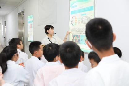 一层营养科普长廊参观