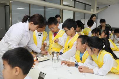 孩子们体验亲手制作健康果冻