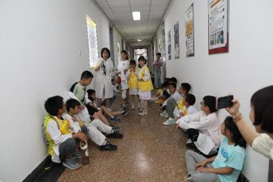 魏老师带领孩子们参观五层营养科普长廊