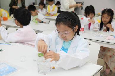 孩子们体验酸碱度测量小实验