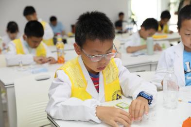 孩子们体验酸碱度测量小实验