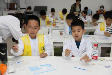 孩子们体验酸碱度测量小实验