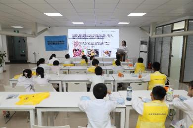 孩子们体验酸碱度测量小实验