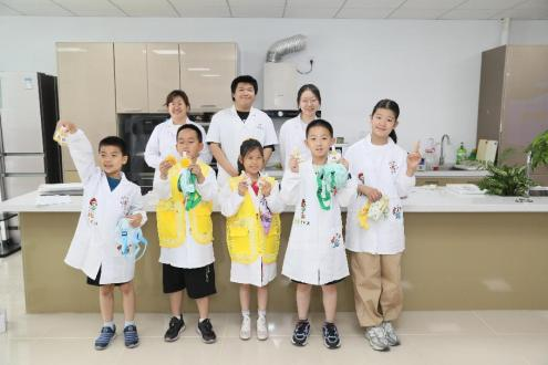 孩子们拿着亲手做的健康果冻留念