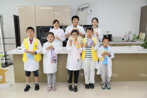 孩子们拿着亲手做的健康果冻留念